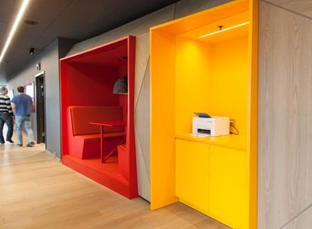 Power office_16, opklæbning af filt på væg